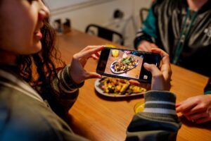 gastronomic influencer creating content